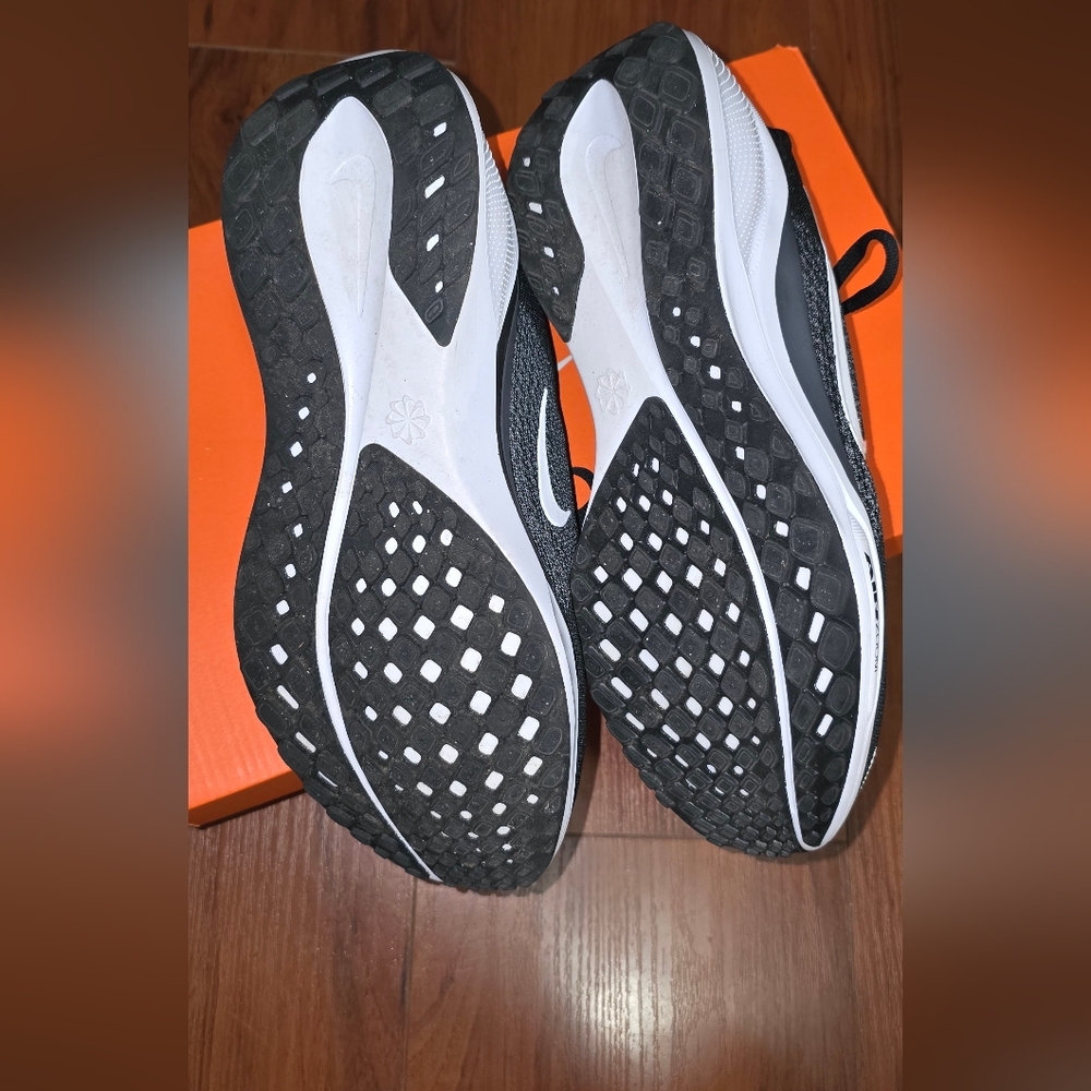 NIB Size 7.5 Nike Black and White Air Zoom Sneakers - Picture 4 of 5